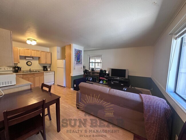 Building Photo - 1 Bedroom in the Pinebrok Complex - Centra...