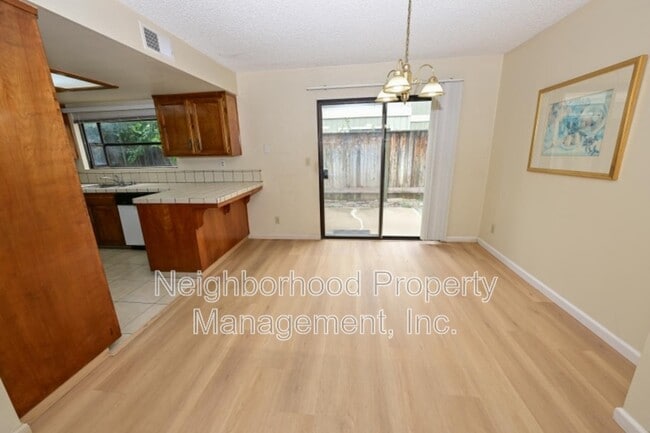 Building Photo - 4718 E Alamos Ave