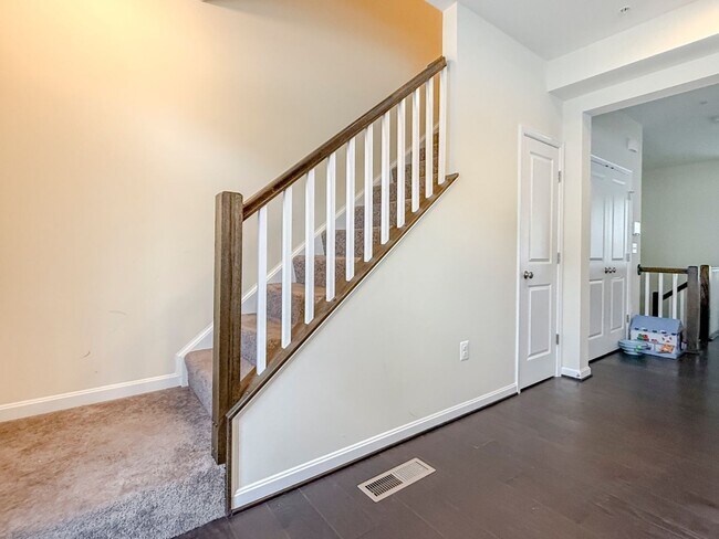 Building Photo - Stunning 4 bedroom townhome with garage