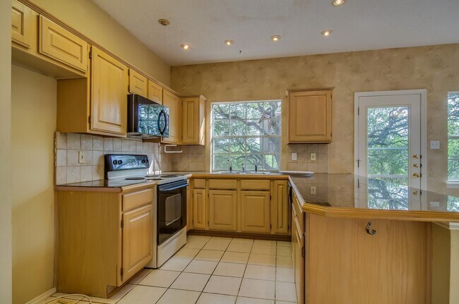 Building Photo - Wonderful 4BR/2.5 Bath in Encino Park -- D...