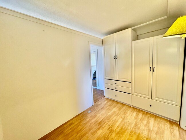 Building Photo - Charming Studio in the heart of Capitol Hill!!!!!