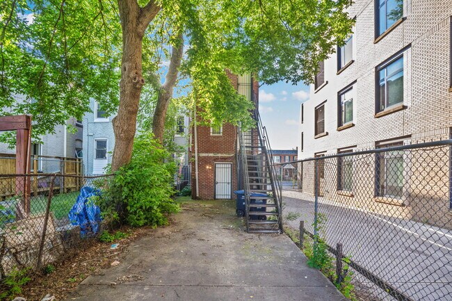 Building Photo - 818 7th St NE