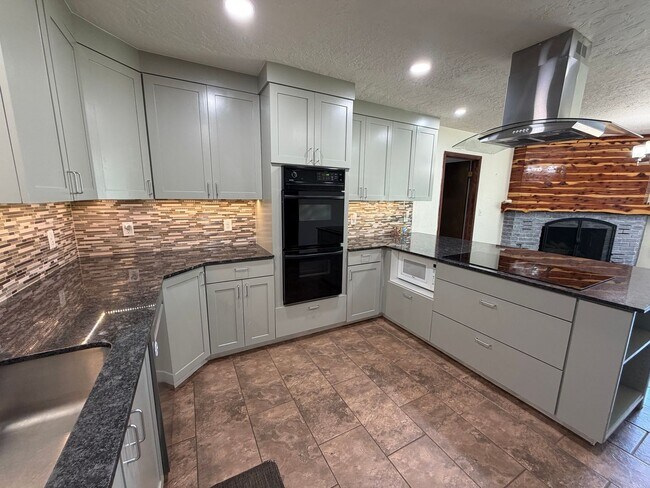 Building Photo - 2517 Chateau Dr