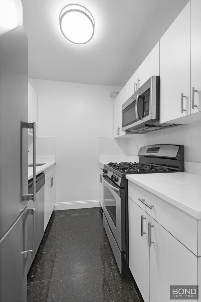 Building Photo - 405 E 56th St
