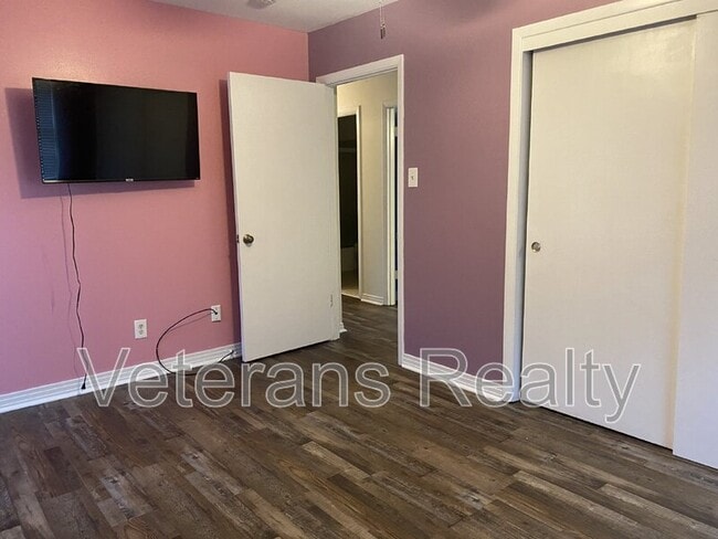 Building Photo - 2411 Sunkist Country Club Rd