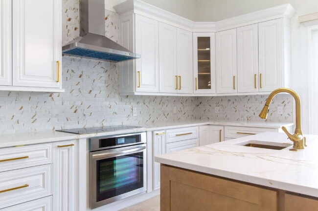 Building Photo - 4/3 Stunning Waterfront home in the heart of Clearwater Beach!