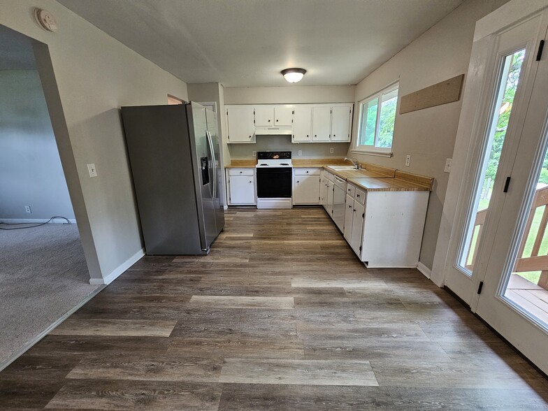 Building Photo - 103 Cedarwood Ct