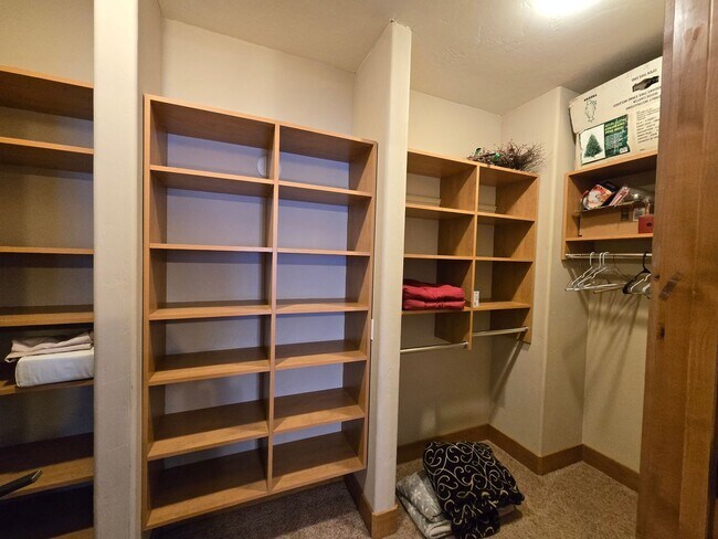 Building Photo - For Rent: Luxury Furnished Riverside Townhome *All Utilities Included*