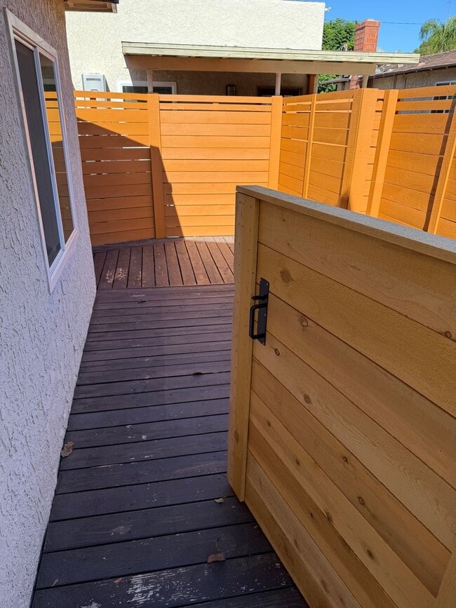 Building Photo - West Ventura 1+1 bedroom unit with a 2 car...