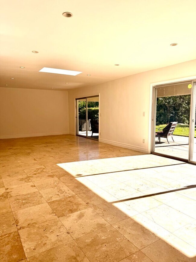 Building Photo - Gorgeous Tarzana Home