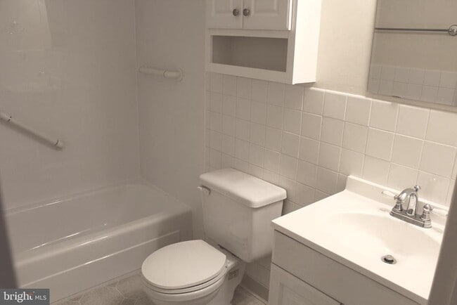 Building Photo - 214 Lexington Rd