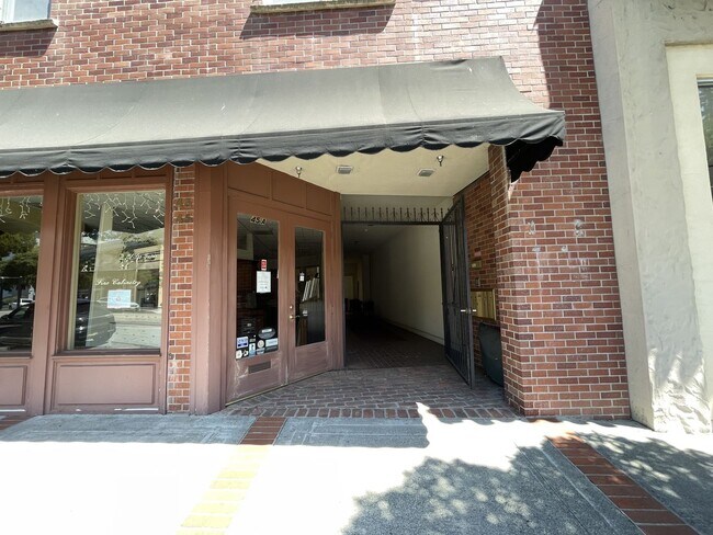 Building Photo - East Main Street