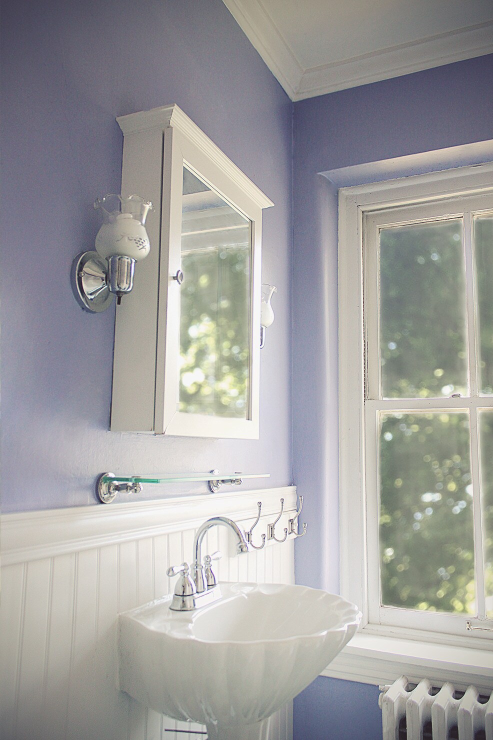 An ample bathroom - 41 Maple Ave