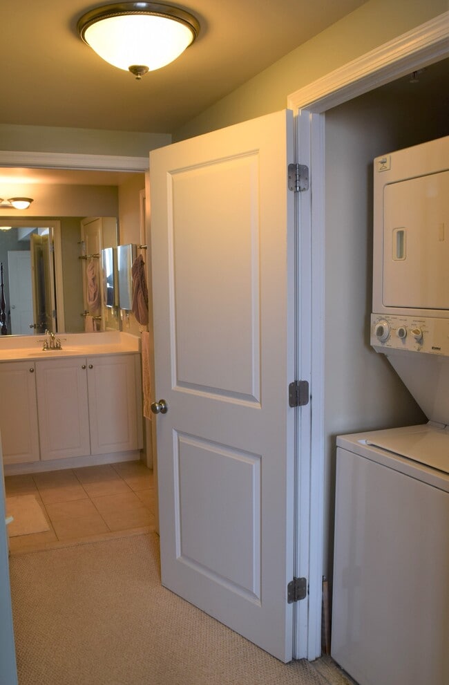 Washer/dryer, bathroom entry - 851 N Glebe Rd