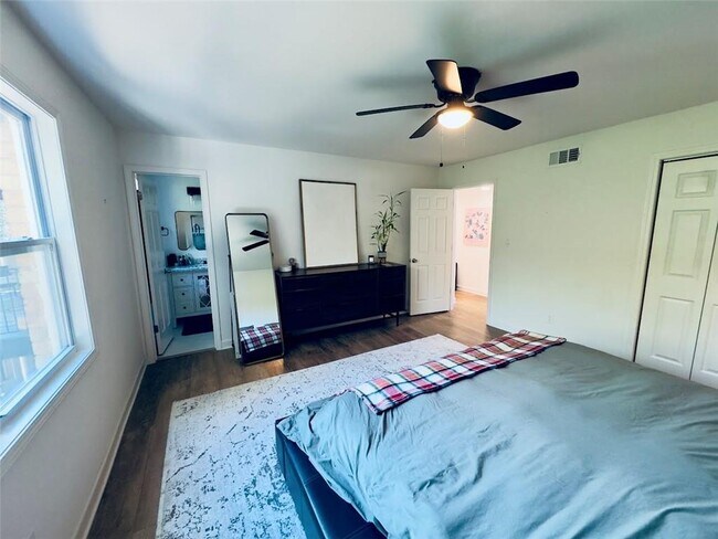 Building Photo - 275 Winding River Dr
