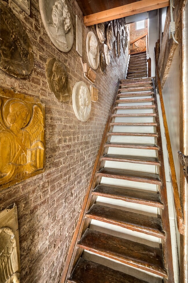 Building Photo - 218 E 25th St