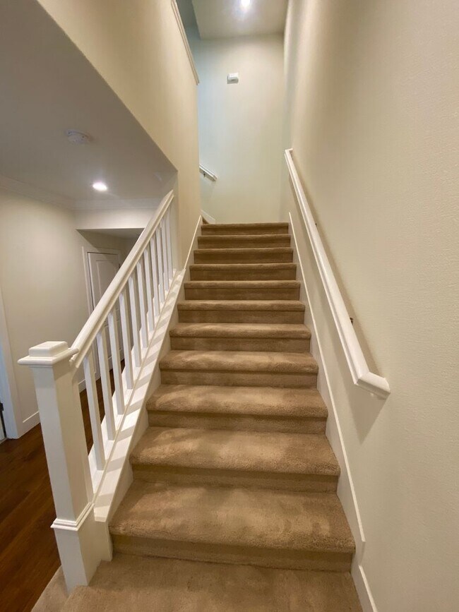 Building Photo - ALMOST NEW, SUPER CLEAN 2 BED, 2.5 BATHS, WOOD FLOORS, STAINLESS STEEL APPLIANCES, CLUBHOUSE WITH...