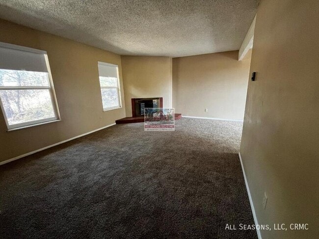 Building Photo - 1527 Spring Valley Dr