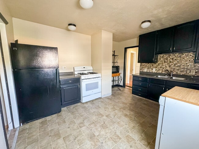 Building Photo - 1730 W Center St