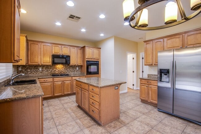 Building Photo - Beautiful 4 bedroom 3 bath plus loft home in the Vistas in Summerlin!