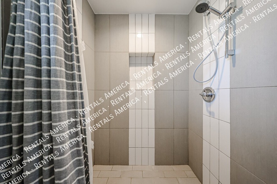 Building Photo - 105 E Hermosa Dr