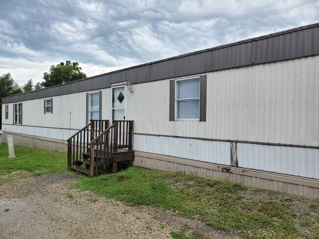 Building Photo - 200 cedar cove lane