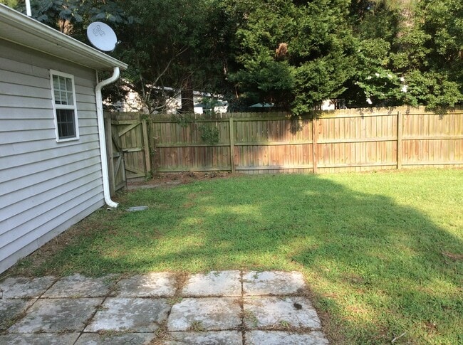 Building Photo - Charming Cul-de-Sac Home