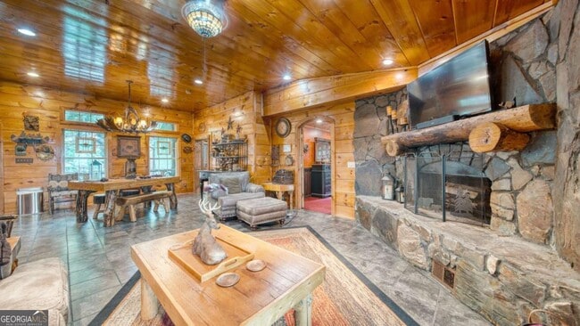 Building Photo - 911 Summit Way