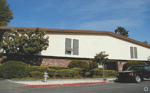 Building Photo - Chardonnay Apartments
