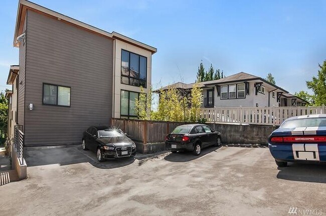 Building Photo - 215 24th Ave E