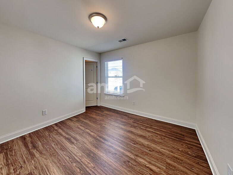 Building Photo - 534 Slew Dr