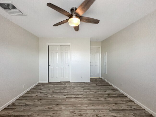 Building Photo - 1240 W Mariposa Ave