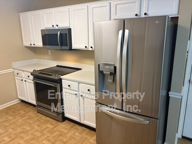 Building Photo - 6894 Hedgewood Ln