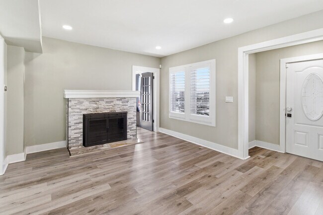 Building Photo - 925 Plainfield Ave