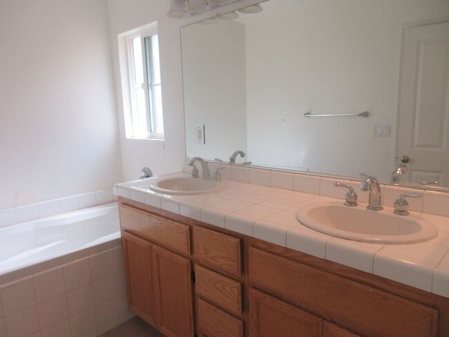 Building Photo - Wonderful 3 bedroom, 2.5 bath townhome on ...