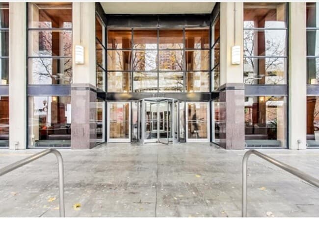 24-hr doorman - 1122 N Clark St