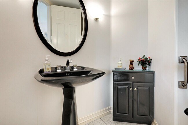 Building Photo - Luxurious home available immediately.