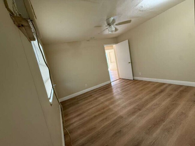 Building Photo - 717 SW 2nd Ct