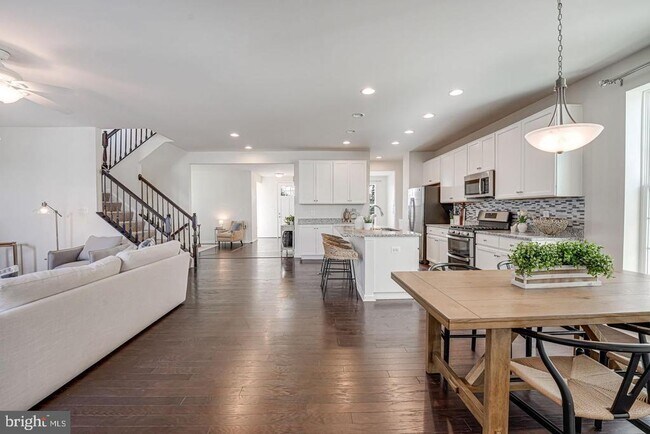Building Photo - 317 Foxglove Way