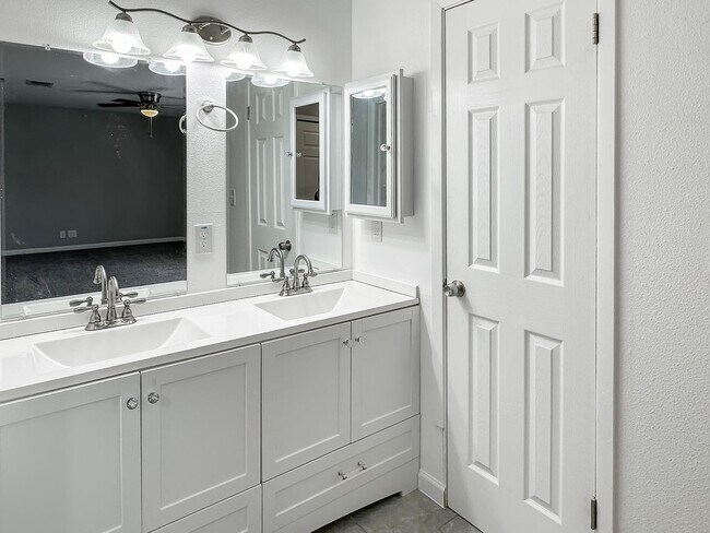 Building Photo - Charming 4-Bedroom with Modern Upgrades in Prime Location