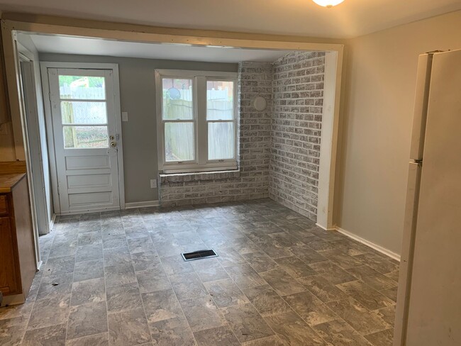 Building Photo - 3 bedroom 1.5 bathroom located in Carlisle...