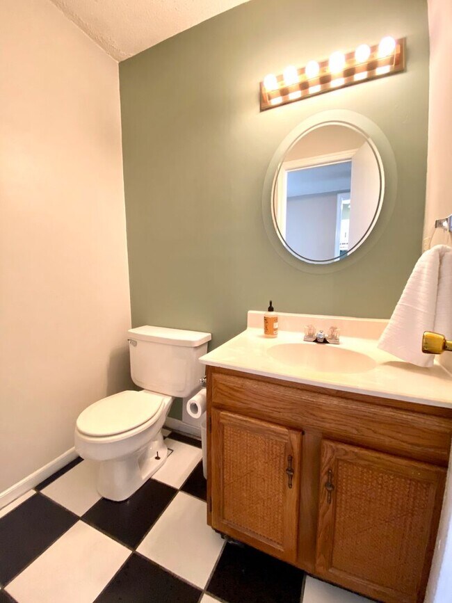 Building Photo - Flexible Lease Term Available for 2 Bed/1.5 Bath Townhome!