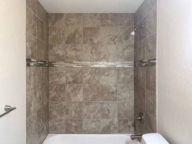 Building Photo - 4 Bedroom / 2.5 Bath Home