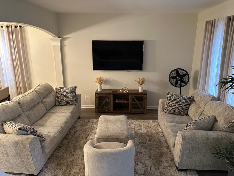 Building Photo - 521 Greyhound Ct