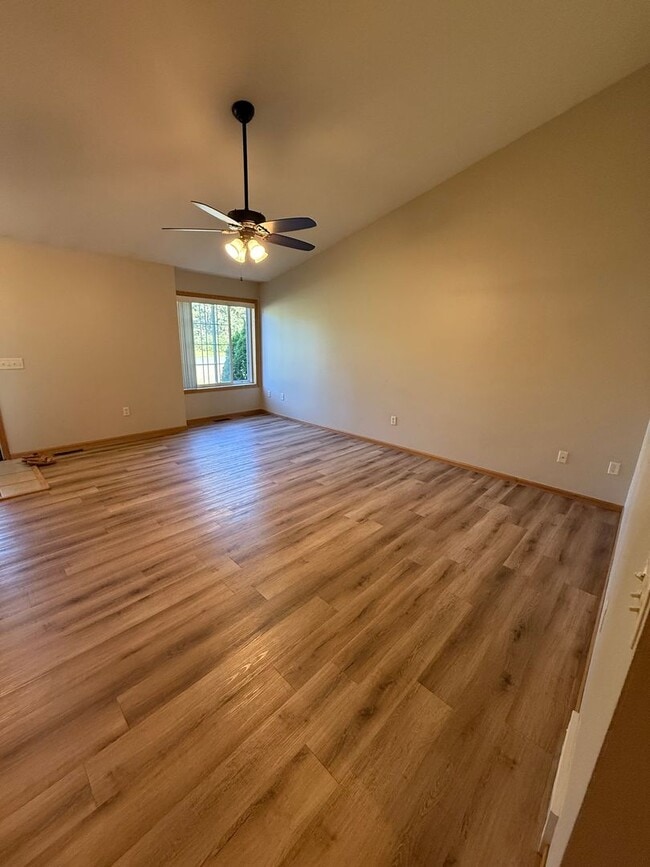 Building Photo - Huge 3BR/3ba Duplex on West Side of Eau Cl...