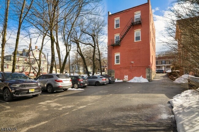 Building Photo - 150 E Main St