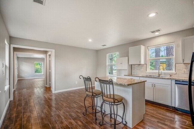 Building Photo - 628 Foster St