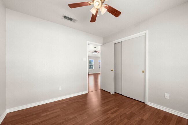 Building Photo - Available NOW!!!! This 3 bedroom, 2 bath, 2 car garage home has no carpet. All flooring is LVP an...