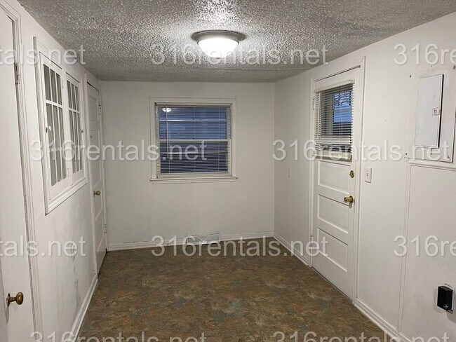 Building Photo - $775 - 2 bed 1 bath - Single Family Home
