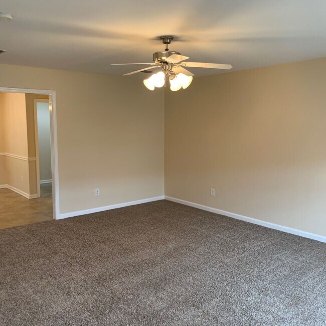 Building Photo - Coming Soon! Nice 3 bedroom house in convenient location